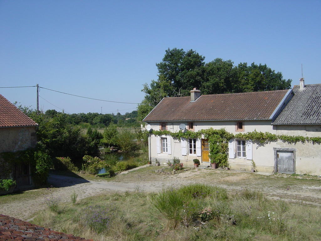 Вилла Chez Tartaud Lathus St Remy Экстерьер фото