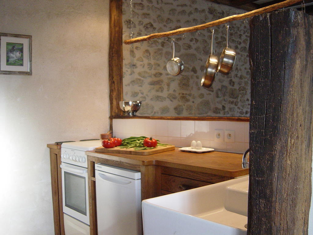 Вилла Chez Tartaud Lathus St Remy Номер фото