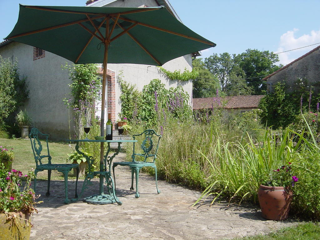 Вилла Chez Tartaud Lathus St Remy Номер фото