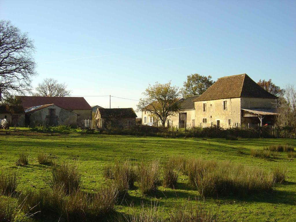 Вилла Chez Tartaud Lathus St Remy Экстерьер фото